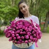 101 малиновый пион Флеминг в корзине